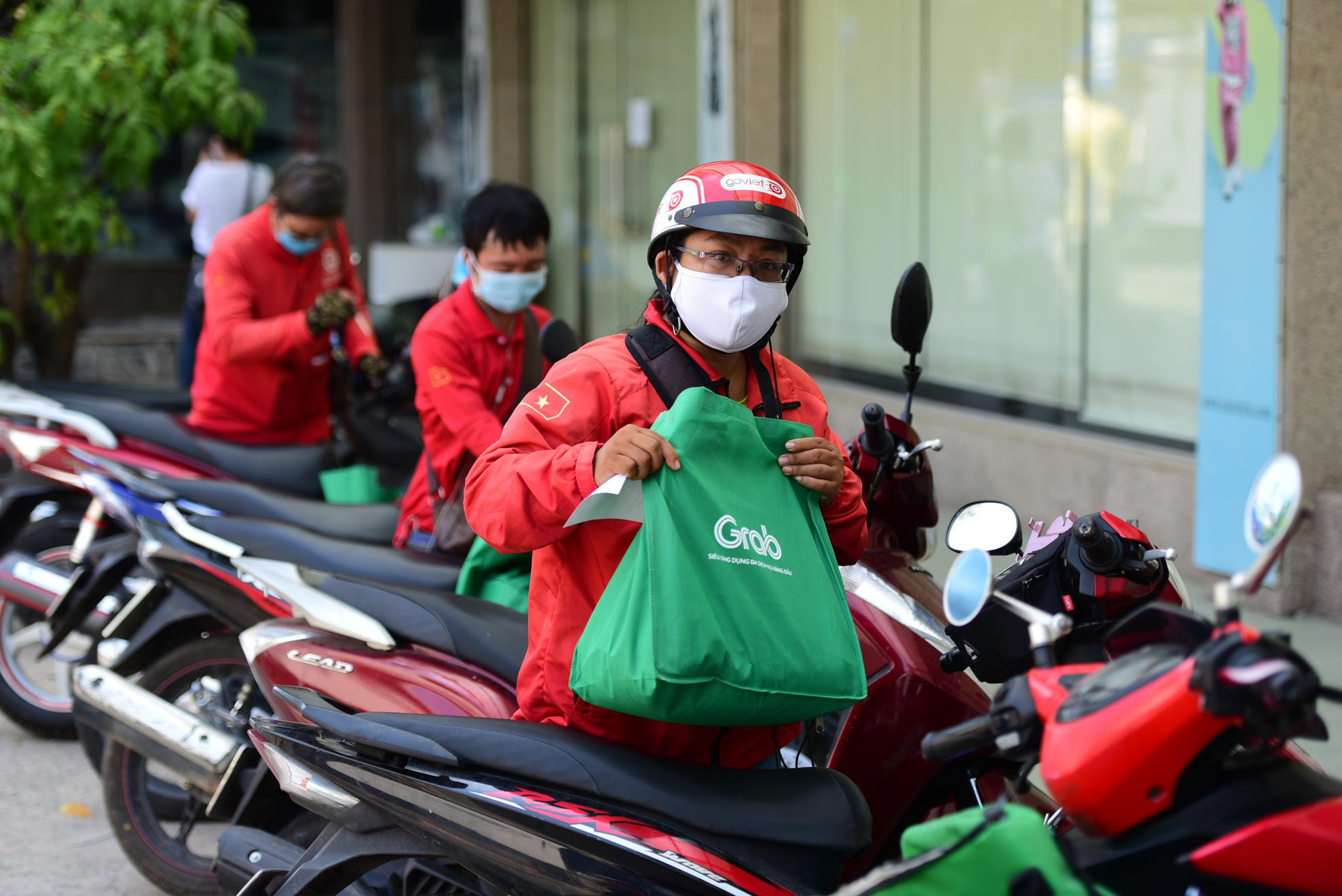 Hàng ngàn phần quà được Grab trao tặng các tài xế công nghệ trong mùa dịch - Ảnh 6.