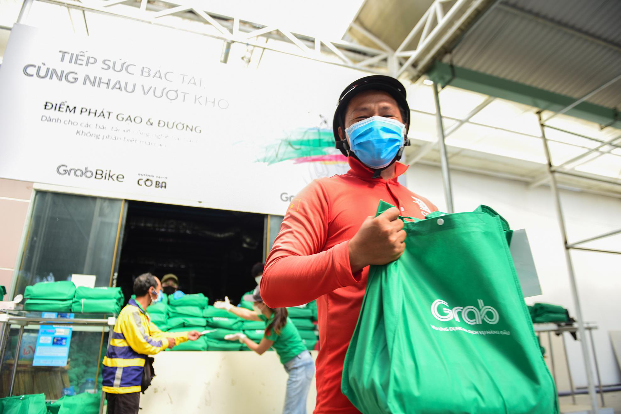 Hàng ngàn phần quà được Grab trao tặng các tài xế công nghệ trong mùa dịch - Ảnh 7.