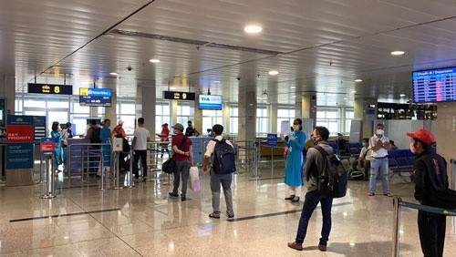 Mở lại đường bay nhưng phải hạn chế tần suất - Ảnh 1. Mở lại đường bay nhưng phải hạn chế tần suất - Ảnh 1.