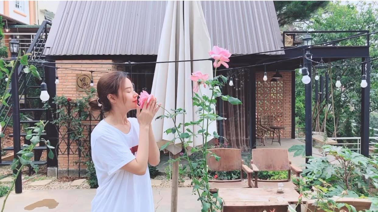 Sau ồn ào với Linh Ngọc Đàm, Midu hé lộ cuộc sống cách ly chuẩn sơn nữ: Không son phấn, mỗi ngày chỉ hái rau tỉa hoa - Ảnh 2. Sau ồn ào với Linh Ngọc Đàm, Midu hé lộ cuộc sống cách ly chuẩn sơn nữ: Không son phấn, mỗi ngày chỉ hái rau tỉa hoa - Ảnh 2.