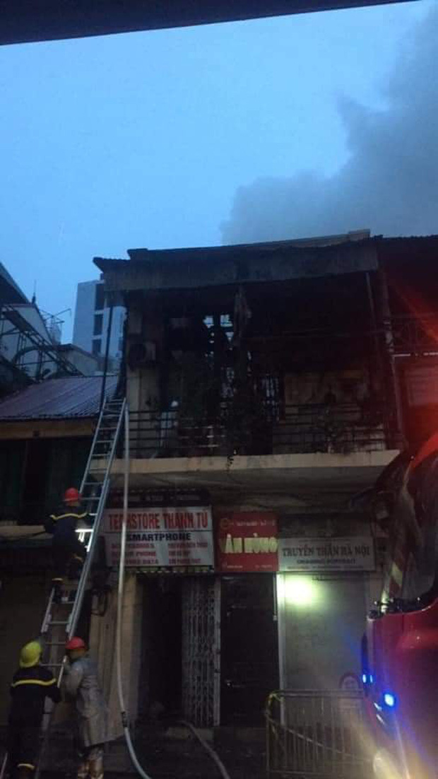 Hà Nội: Ngôi nhà trong phố cổ sau 3 ngày xảy ra vụ cháy hôm nay lại bốc hỏa - Ảnh 1.