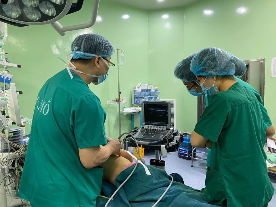 Kim kh&acirc;u &aacute;o đ&acirc;m xuy&ecirc;n th&agrave;nh ngực b&eacute; 3 tuổi  - Ảnh 1.