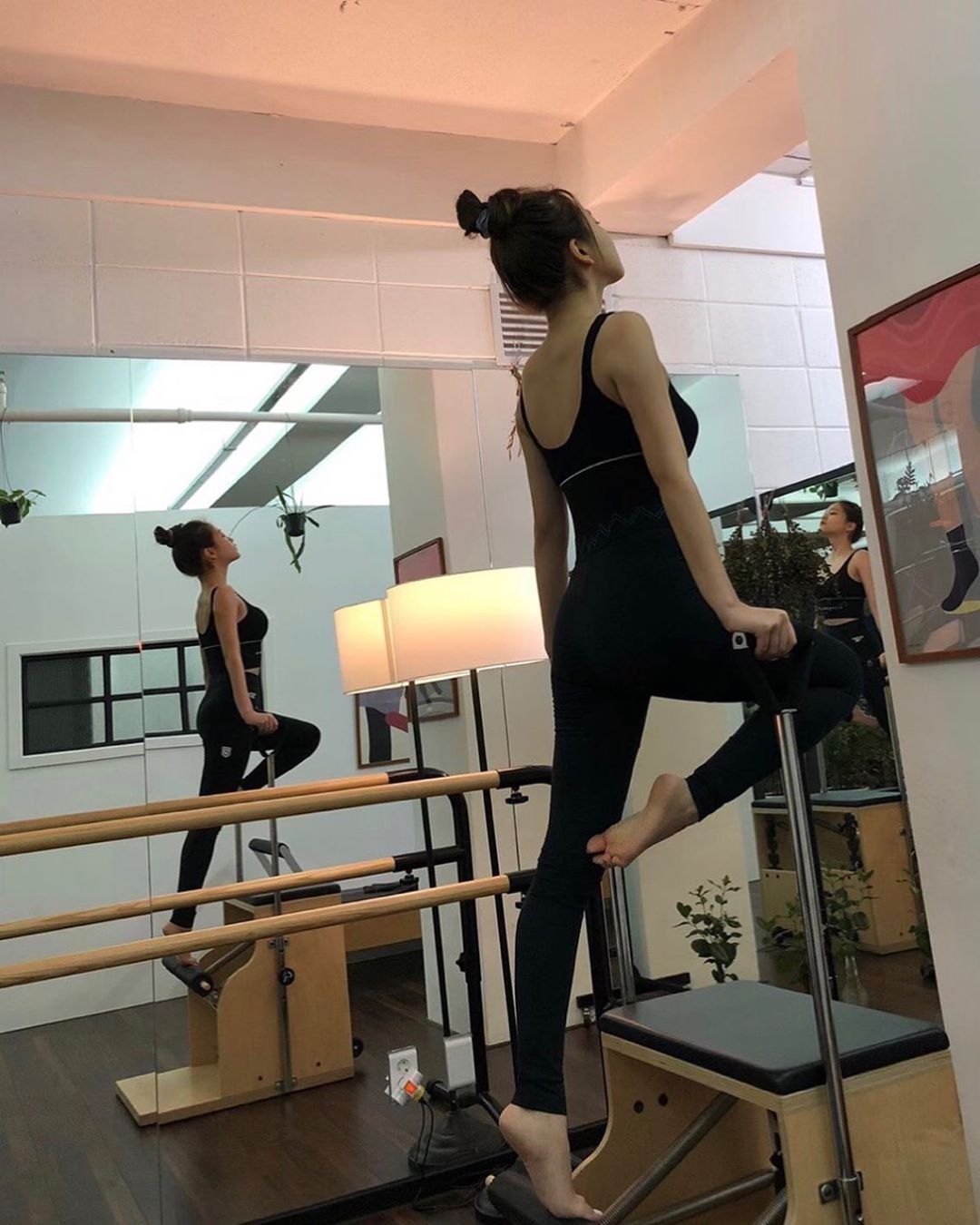 Ở Hàn nếu muốn chứng minh dáng chuẩn, các sao nữ phải tập bộ môn này: Vừa giữ dáng còn khoe đường cong sexy hết cỡ - Ảnh 9. Ở Hàn nếu muốn chứng minh dáng chuẩn, các sao nữ phải tập bộ môn này: Vừa giữ dáng còn khoe đường cong sexy hết cỡ - Ảnh 9.