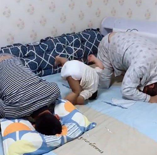 Ba cha con bị mẹ phạt quỳ xuống giường vì phạm lỗi, nhưng tư thế phạt của cậu con út khiến ai cũng buồn cười - Ảnh 2. Ba cha con bị mẹ phạt quỳ xuống giường vì phạm lỗi, nhưng tư thế phạt của cậu con út khiến ai cũng buồn cười - Ảnh 2.
