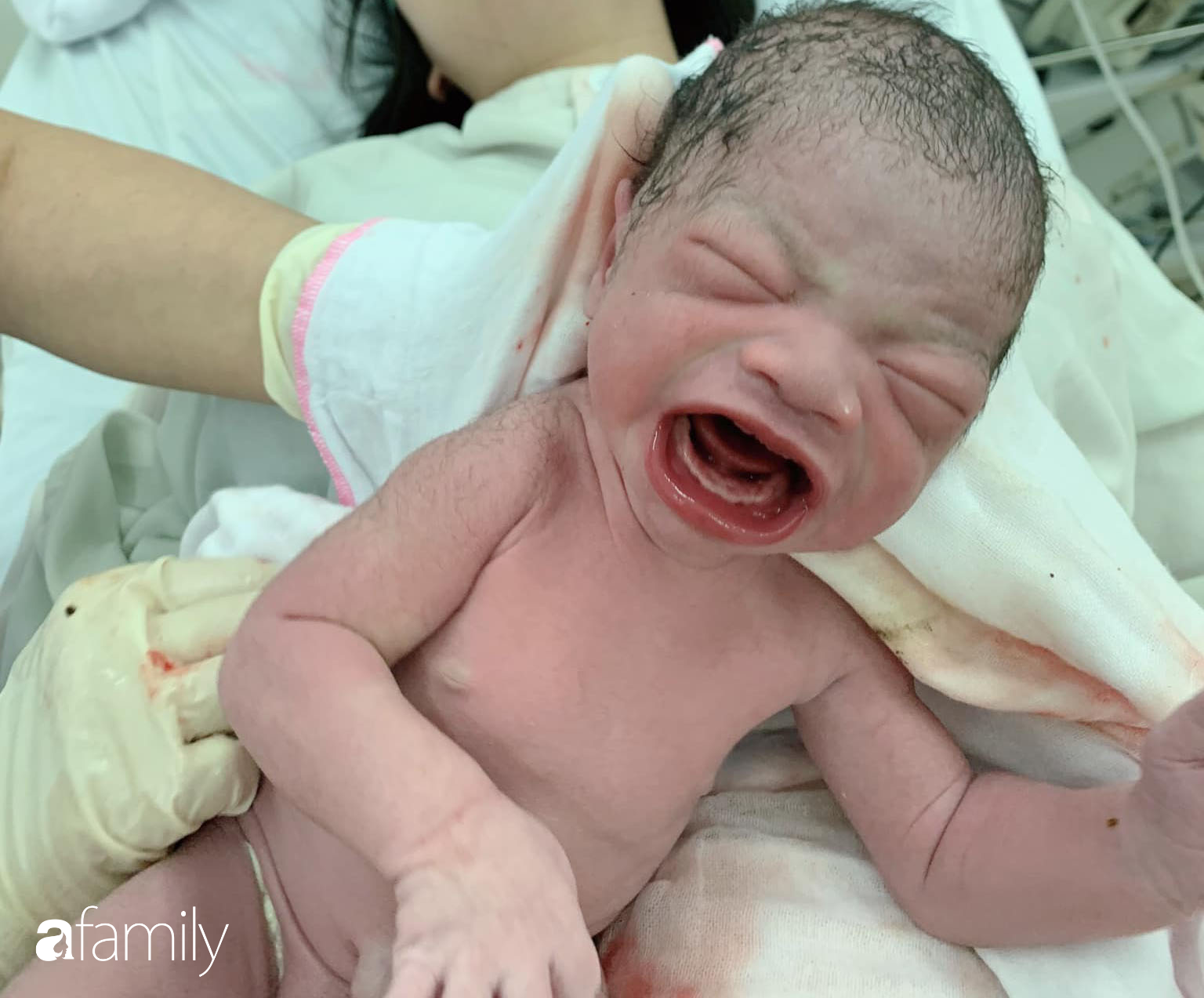 Hình ảnh em bé Lào Cai khóc chào đời chắc chắn sẽ khiến bạn xúc động. Sự kiên cường và sức mạnh của em bé khi lội qua những thời điểm khó khăn sẽ khiến bạn ngưỡng mộ không ngớt.