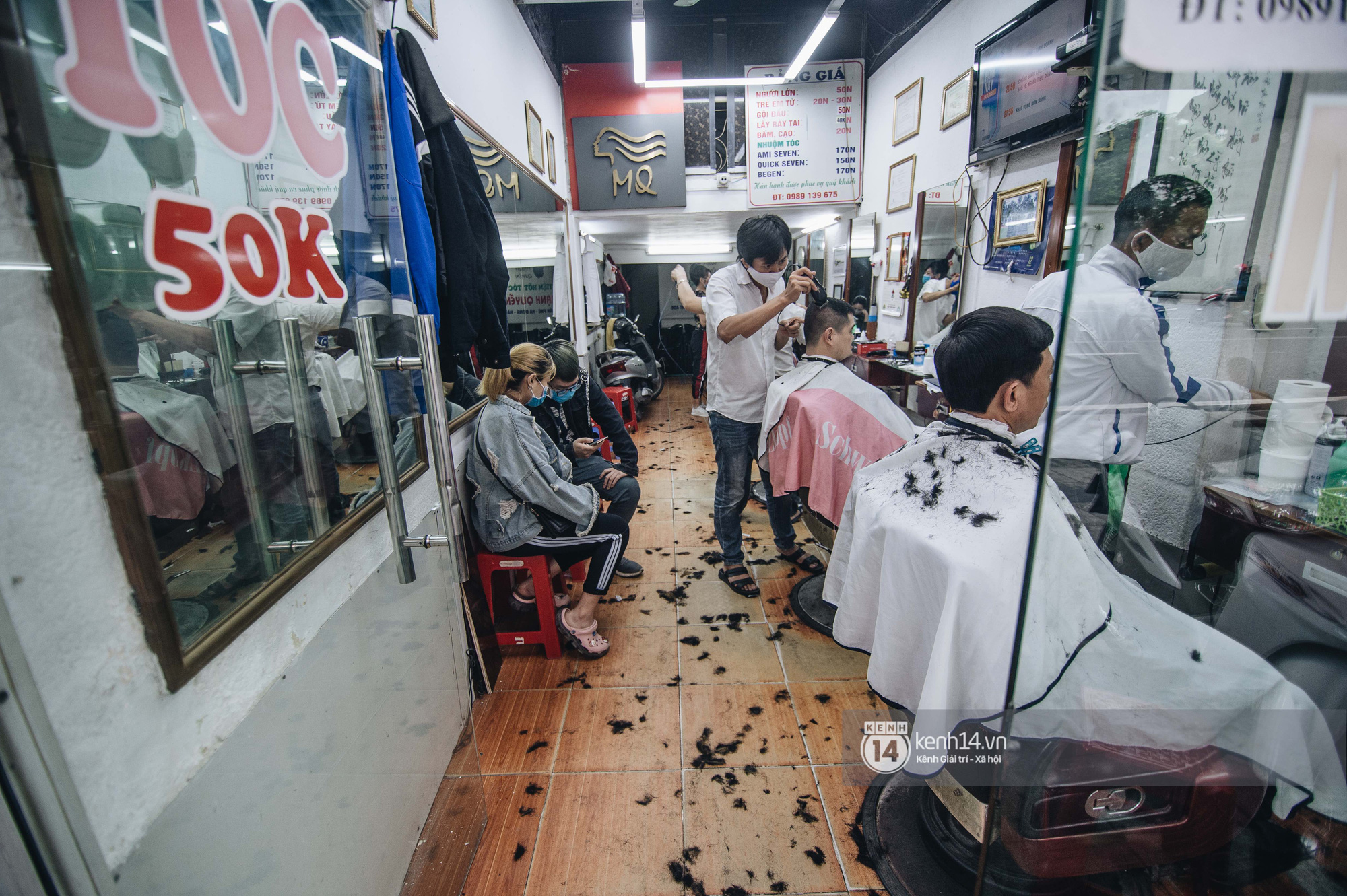 Quán cắt tóc mở từ 6h khách xếp hàng 2 giờ chưa đến lượt ở Hà Nội