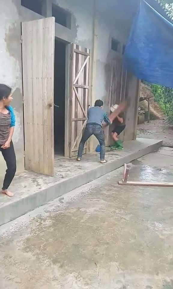 Yên Bái: Điều tra vụ mẹ già bị con trai hành hung dã man, đứa còn lại đứng quay clip - Ảnh 1. Yên Bái: Điều tra vụ mẹ già bị con trai hành hung dã man, đứa còn lại đứng quay clip - Ảnh 1.