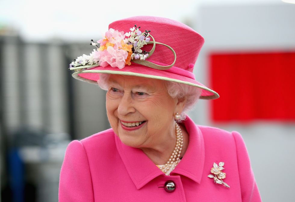 Bí mật váy áo của Nữ hoàng Anh suốt 100 năm vừa mới được tiết lộ: Không phải các nguyên tắc hoàng gia mà ở chi tiết nhỏ xíu che giấu nhược điểm - Ảnh 2.