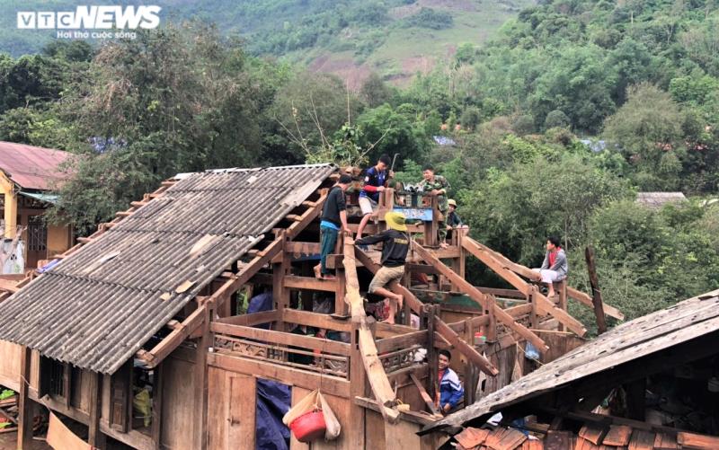 Ảnh: Công an vượt đồi giúp dân Sơn La sửa chữa hàng trăm ngôi nhà bị tốc mái - Ảnh 12.