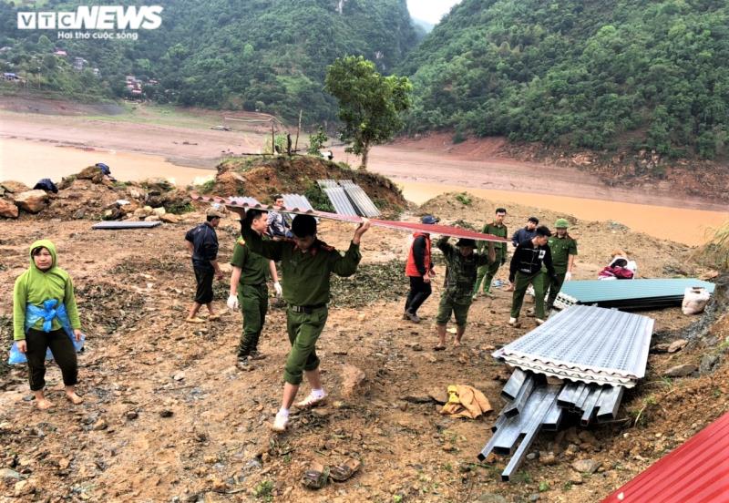 Ảnh: Công an vượt đồi giúp dân Sơn La sửa chữa hàng trăm ngôi nhà bị tốc mái - Ảnh 7.