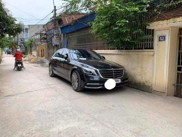 Đỗ xe Mercedes tiền tỷ bên đường, người chủ xe đã để lại mẩu giấy nhỏ để bảo vệ tài sản, đọc nội dung ai cũng thấy bất ngờ - Ảnh 1.