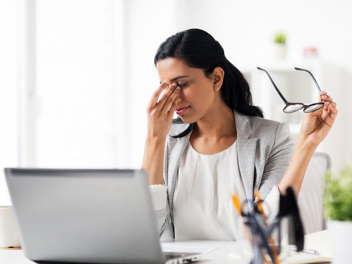 Ba t&aacute;c hại khủng khiếp của việc thường xuy&ecirc;n dụi mắt - Ảnh 4.