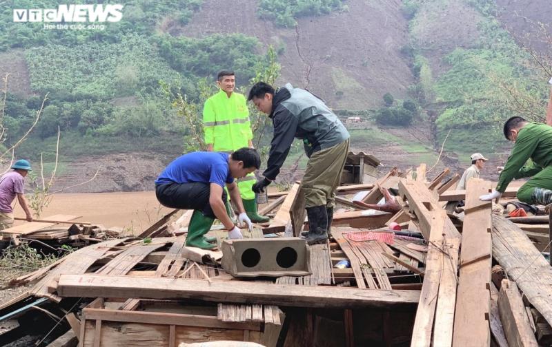 Ảnh: Công an vượt đồi giúp dân Sơn La sửa chữa hàng trăm ngôi nhà bị tốc mái - Ảnh 3.