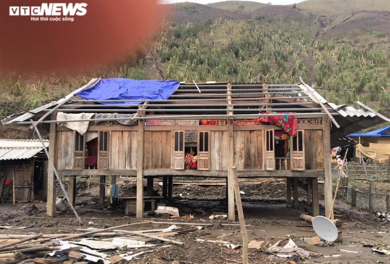 Ảnh: Công an vượt đồi giúp dân Sơn La sửa chữa hàng trăm ngôi nhà bị tốc mái - Ảnh 1.