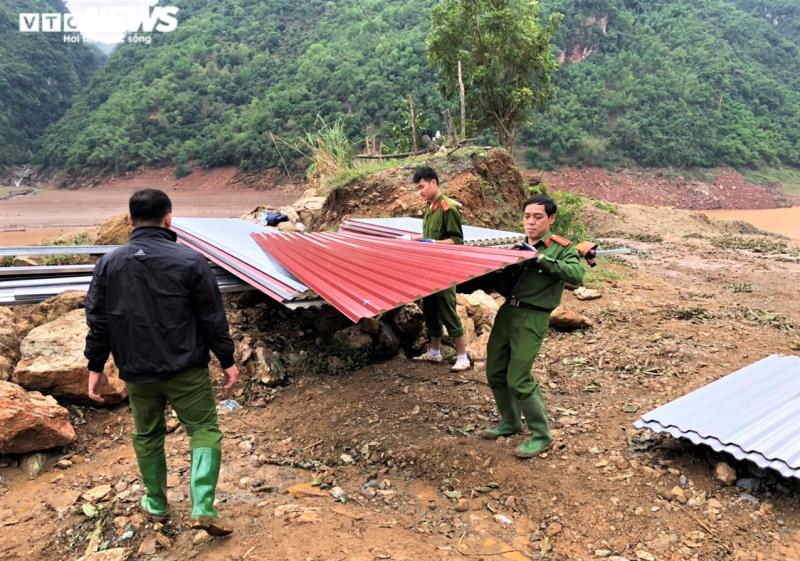 Ảnh: Công an vượt đồi giúp dân Sơn La sửa chữa hàng trăm ngôi nhà bị tốc mái - Ảnh 6.