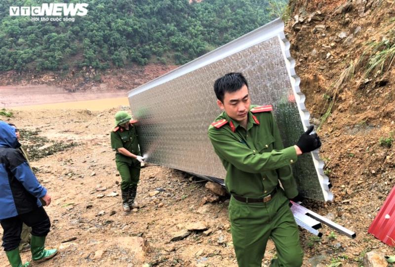 Ảnh: Công an vượt đồi giúp dân Sơn La sửa chữa hàng trăm ngôi nhà bị tốc mái - Ảnh 11.