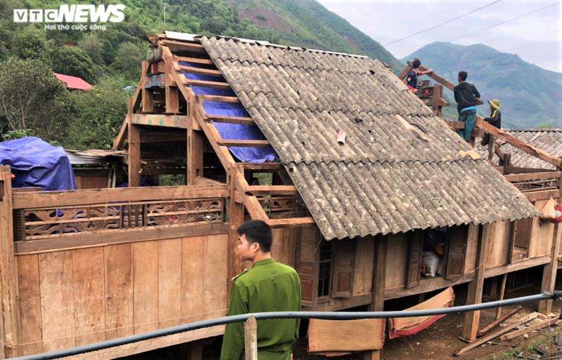 Ảnh: Công an vượt đồi giúp dân Sơn La sửa chữa hàng trăm ngôi nhà bị tốc mái - Ảnh 13.