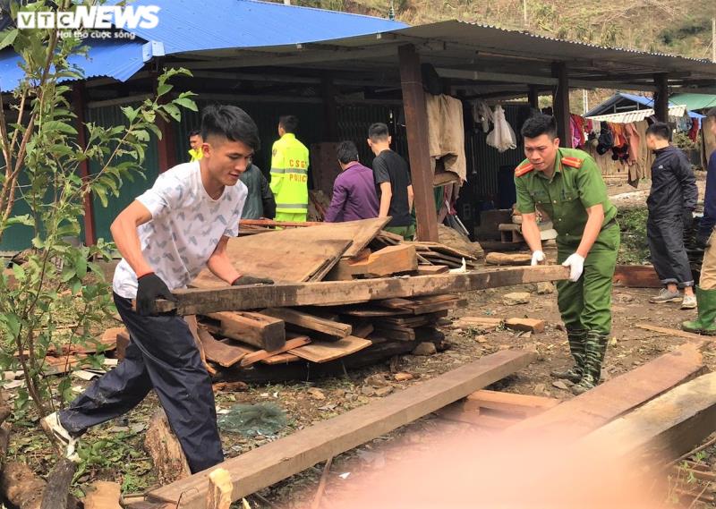 Ảnh: Công an vượt đồi giúp dân Sơn La sửa chữa hàng trăm ngôi nhà bị tốc mái - Ảnh 4.