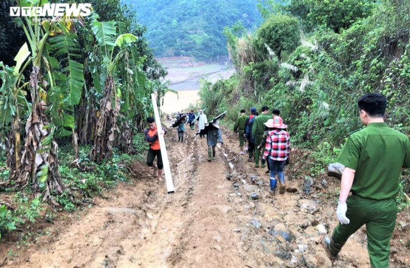 Ảnh: Công an vượt đồi giúp dân Sơn La sửa chữa hàng trăm ngôi nhà bị tốc mái - Ảnh 10.