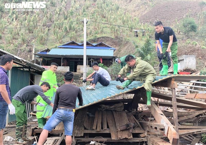 Ảnh: Công an vượt đồi giúp dân Sơn La sửa chữa hàng trăm ngôi nhà bị tốc mái - Ảnh 16.