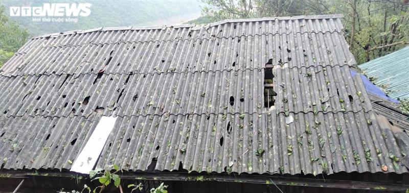Ảnh: Công an vượt đồi giúp dân Sơn La sửa chữa hàng trăm ngôi nhà bị tốc mái - Ảnh 2.