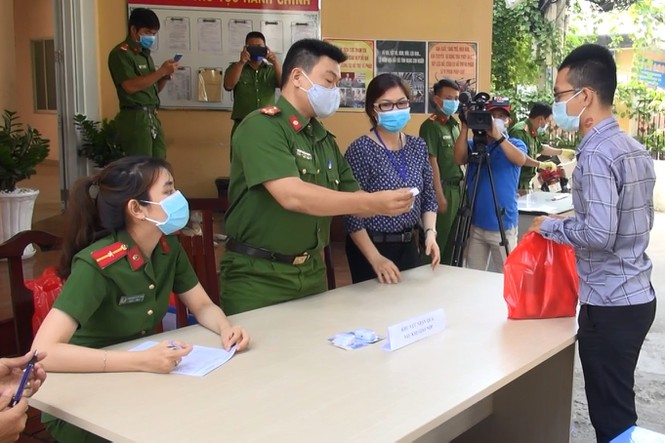 Người dân Sài Gòn 'rủ nhau' mang súng, vũ khí tự chế đến công an giao nộp - Ảnh 3.