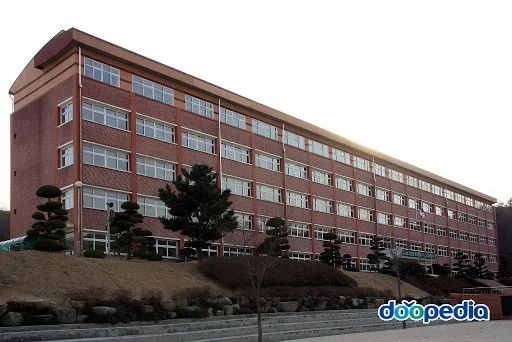 Hàn Quốc: Thầy giáo nhận án tù sau khi học sinh tự tử khiến dân mạng chia làm 2 luồng ý kiến - Ảnh 1.