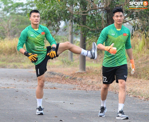 Cận cảnh bé Na bị cựu thủ môn U23 Việt Nam vây bắt khi đang &quot;dạo chơi&quot; trong vườn nhà khiến người xem &quot;nổi da gà&quot; - Ảnh 2.