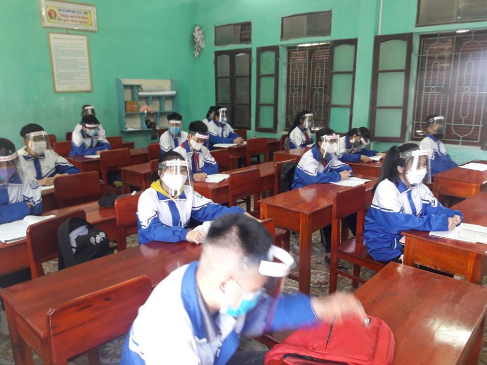 Không chỉ đeo khẩu trang và ngồi cách nhau 1.5m, một trường học còn cho học sinh đến lớp với một vật bảo hộ - Ảnh 2.