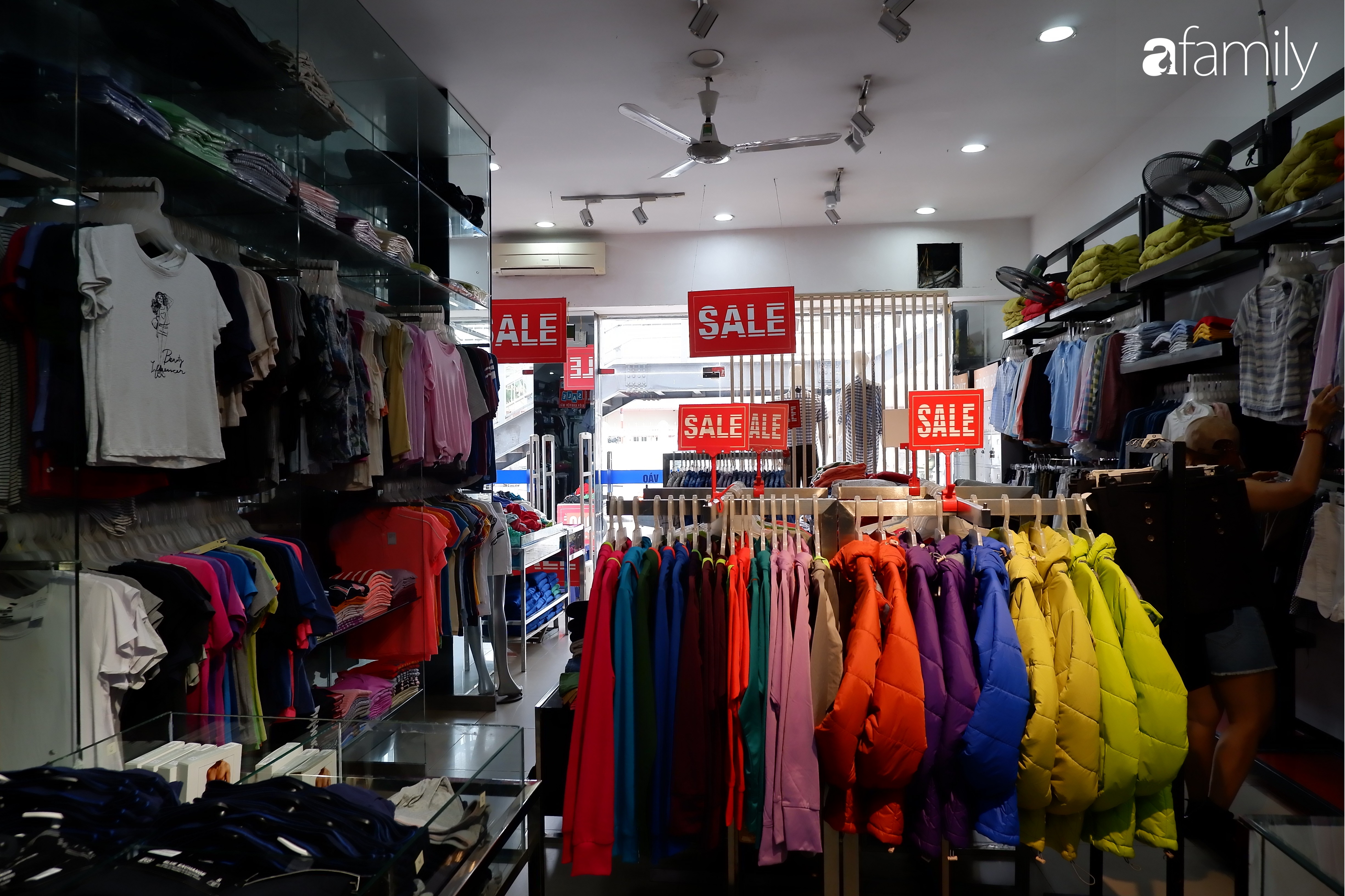 Hà Nội: Tranh thủ dịp nghỉ lễ chị em ghé ngay phố thời trang mua sắm vì đang có hàng loạt chương trình giảm giá cao nhất tới 80% từ thời trang cho tới mỹ phẩm - Ảnh 9.