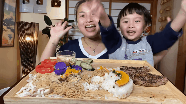 Bé &quot;khỉ con&quot; Sa đã khỏe lại sau trận ốm sốt, vui vẻ ăn cơm tấm sườn bì cùng mẹ Quỳnh Trần trong vlog mới - Ảnh 8.
