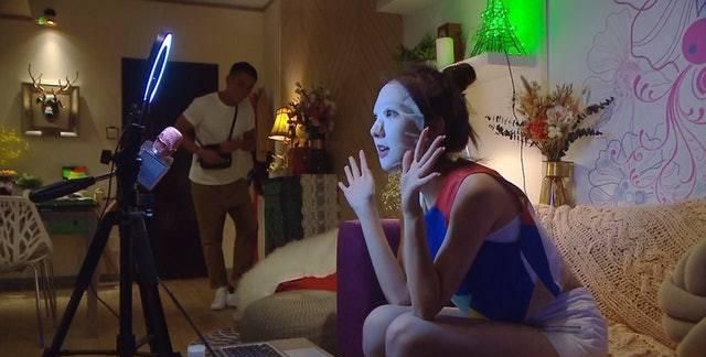 &quot;Đặc cảnh sân bay&quot; của TVB: Á hậu Hồng Kông gây chú ý vì cảnh ngồi lên người nhạy cảm với Dương Minh - Ảnh 6.