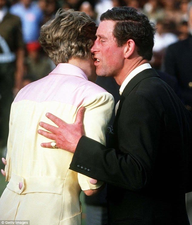 Đằng sau bức ảnh nổi tiếng Công nương Diana cự tuyệt nụ hôn của chồng ngay trước báo giới: Lời thất hứa bóp nát con tim rỉ máu và sự thật bẽ bàng - Ảnh 5.