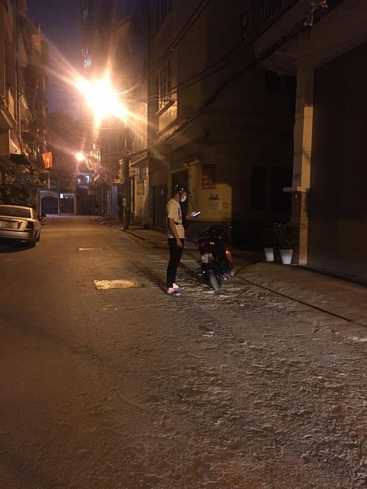 Thanh Niên Đi Sh Lụy Tình Quỳ Trước Ngôi Nhà 7 Tầng Của Người Yêu Hàng  Tiếng Đồng Hồ Để... Xin Lỗi