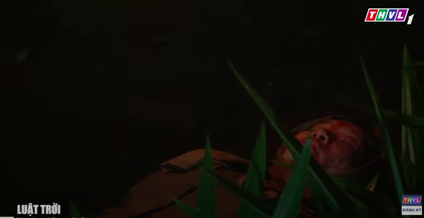 "Luật trời" h&eacute; lộ tập 30: Mẹ B&iacute;ch chết, Tiến (Anh T&agrave;i) &ocirc;m nỗi oan giết người - Ảnh 6.