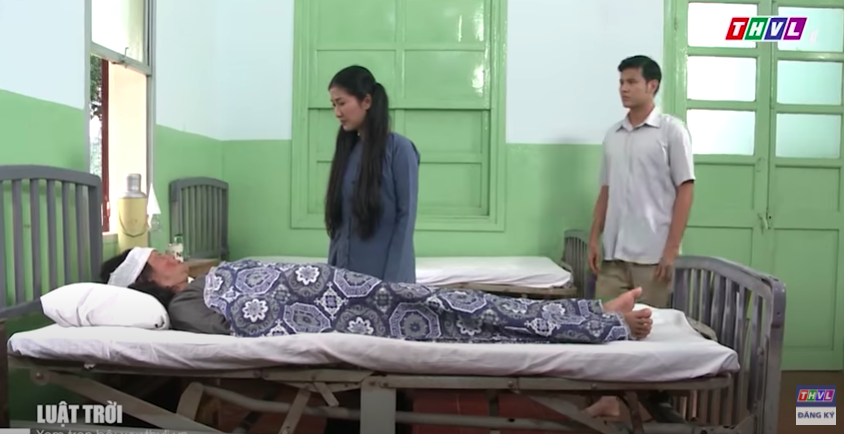 "Luật trời" h&eacute; lộ tập 30: Mẹ B&iacute;ch chết, Tiến (Anh T&agrave;i) &ocirc;m nỗi oan giết người - Ảnh 9.