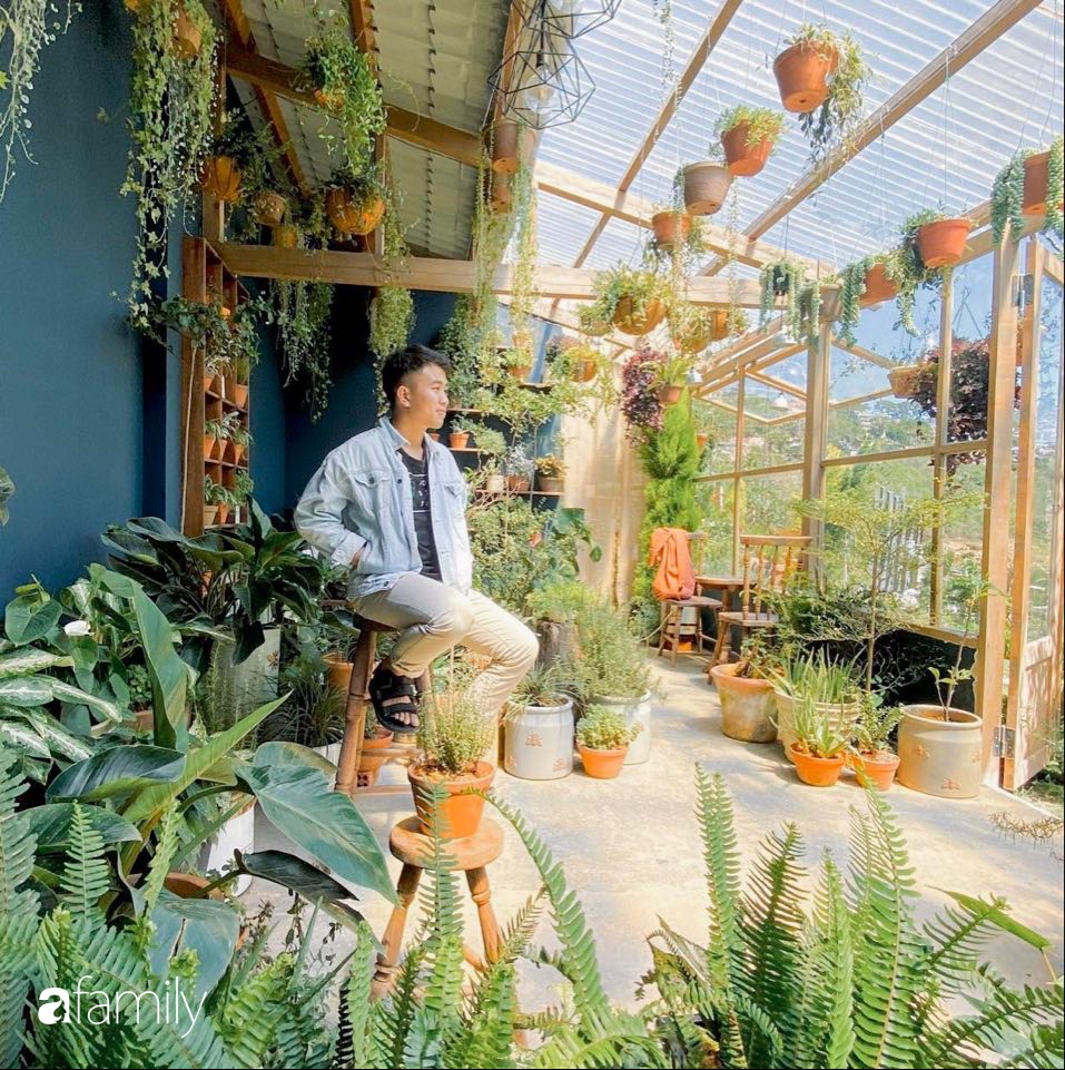Nghỉ ở nhà dài ngày, chàng trai Sài Gòn biến ban công nhàm chán thành &quot;khu vườn&quot; xanh mướt đủ loại cây - Ảnh 1.