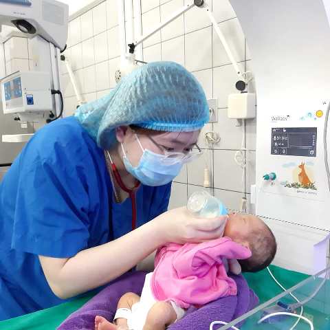 'Bà mẹ Kangaroo' Bạch Mai chăm trẻ sinh non những ngày cách ly - Ảnh 2. 'Bà mẹ Kangaroo' Bạch Mai chăm trẻ sinh non những ngày cách ly - Ảnh 2.