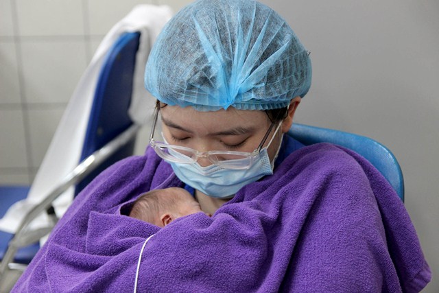 'Bà mẹ Kangaroo' Bạch Mai chăm trẻ sinh non những ngày cách ly - Ảnh 1. 'Bà mẹ Kangaroo' Bạch Mai chăm trẻ sinh non những ngày cách ly - Ảnh 1.