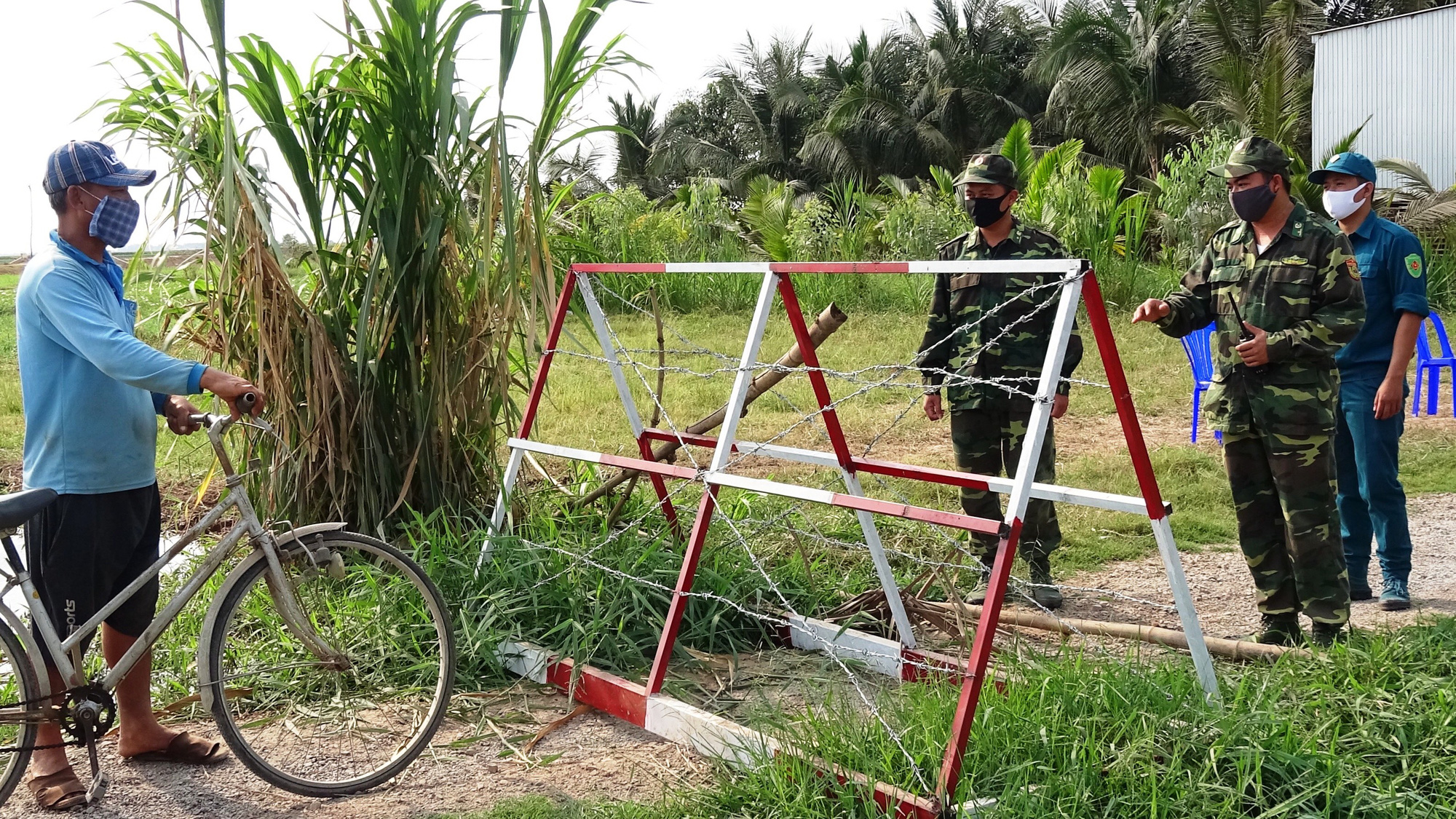 Chiến công thầm lặng của những người lính căng mình phòng, chống dịch Covid-19 - Ảnh 3.