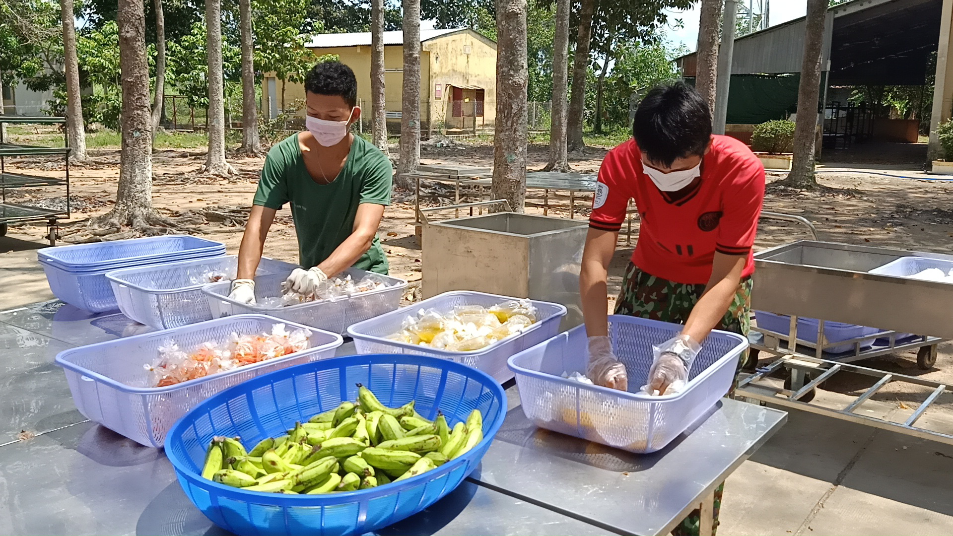 Chiến công thầm lặng của những người lính căng mình phòng, chống dịch Covid-19 - Ảnh 7.