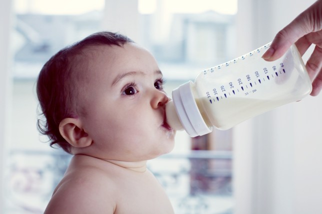 Nghiên cứu mới cho thấy một số loại sữa bột dành cho trẻ em có chứa hàm lượng đường cao hơn một lon nước ngọt Fanta - Ảnh 1.