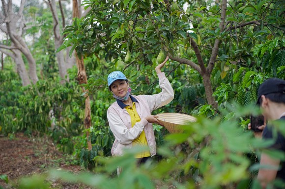 Nhật kí một ngày &quot;tránh dịch&quot; của H'Hen Niê: Lên rẫy hái điều, cuốc đất trồng rau đều là &quot;chuyện vặt&quot; - Ảnh 5.