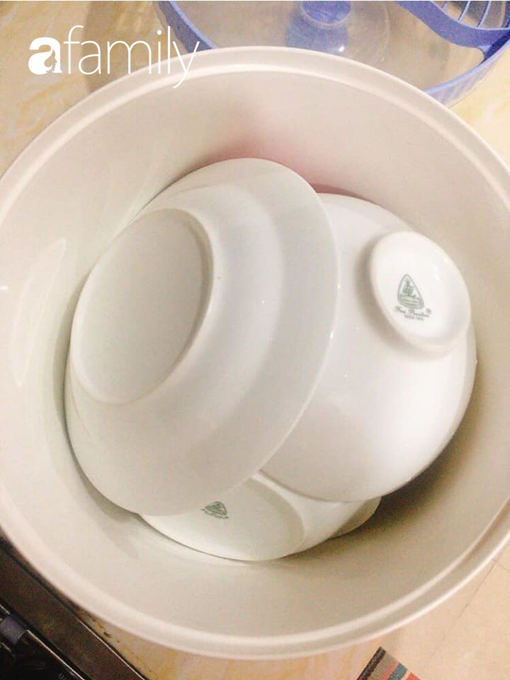 Ở nhà làm gì: Mẹ đảm tại Hà Nội nghĩ ra cách sấy khô bát đũa ăn cơm hàng ngày bằng máy tiệt trùng bình sữa có sẵn của con cực hữu ích trong ngày nồm ẩm - Ảnh 3.