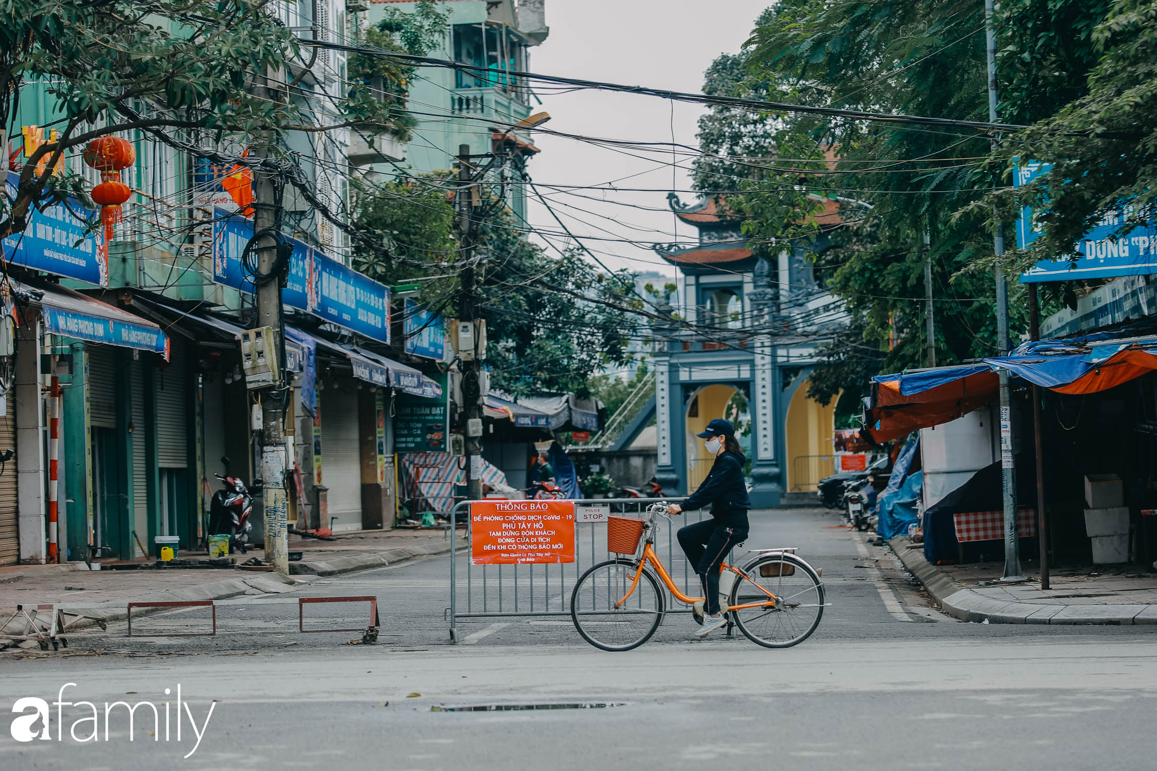 Ngày rằm đình chùa đóng cửa, người dân mới đến cửa đã được công an yêu cầu quay xe trở về nhà - Ảnh 1.