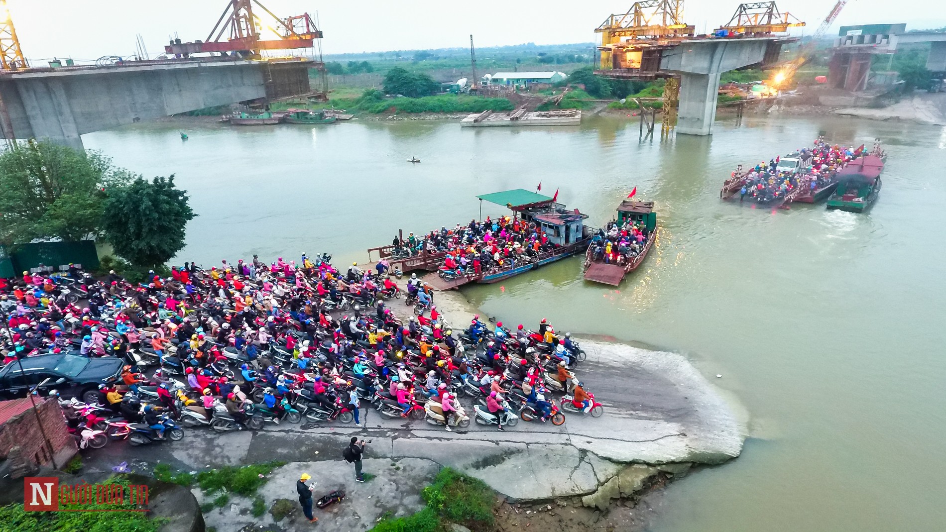 Hải Dương: Ngh&igrave;n người chen ch&acirc;n chờ h&agrave;ng giờ để l&ecirc;n ph&agrave; - Ảnh 4.
