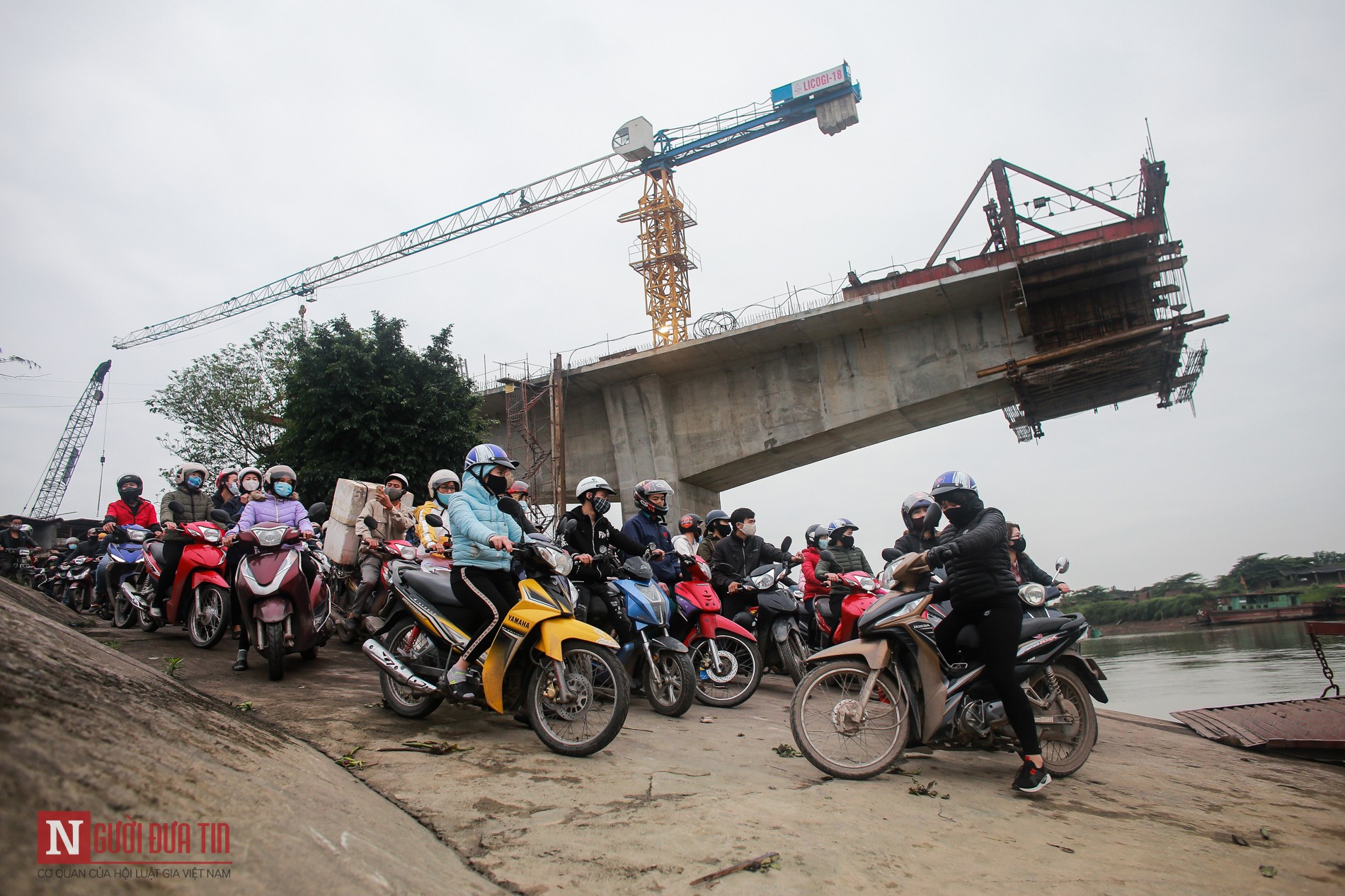 Hải Dương: Ngh&igrave;n người chen ch&acirc;n chờ h&agrave;ng giờ để l&ecirc;n ph&agrave; - Ảnh 16.