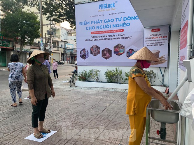 ‘Máy ATM’ phát gạo miễn phí cho người nghèo ở Sài Gòn - Ảnh 2.