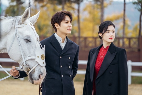 &quot;The King: The Eternal Monarch&quot;: Hậu trường đẹp hút hồn của Lee Min Ho - Kim Go Eun, chuẩn bị &quot;cày&quot; ngay và luôn! - Ảnh 11.