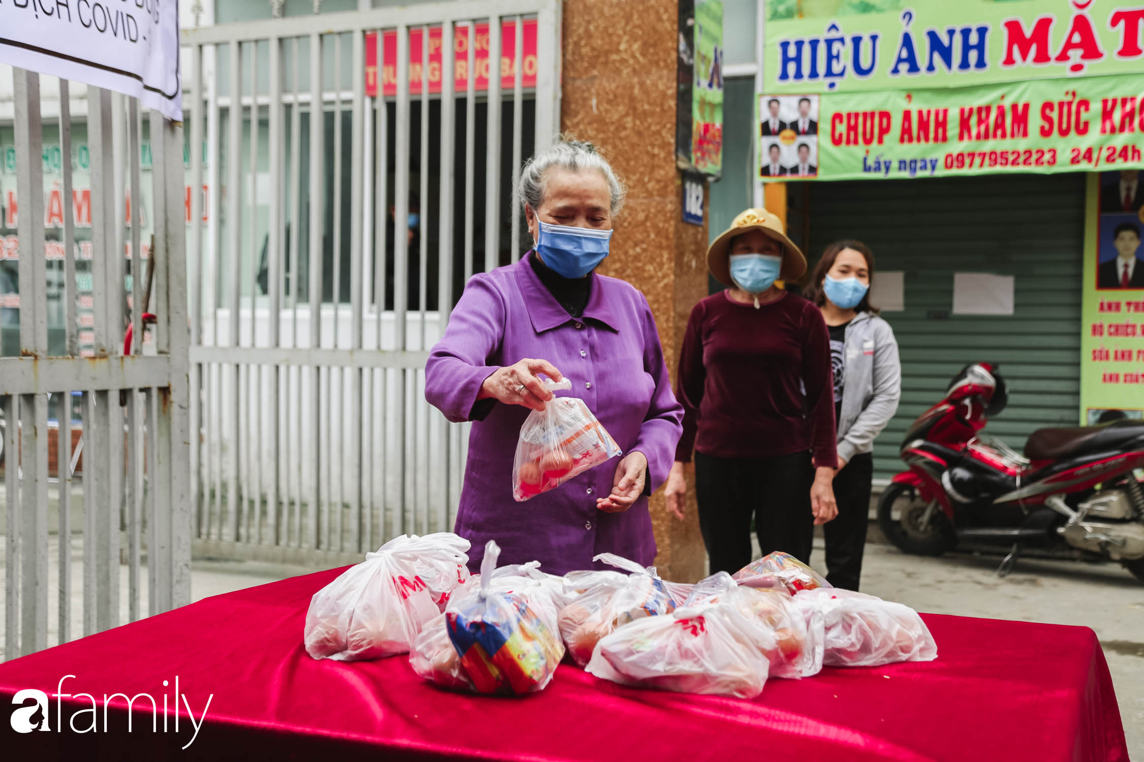 Những ngày cách ly chống dịch: Nhiều điểm phát lương thực mở ra như món quà vô giá với sinh viên nghèo, lao động thất nghiệp cố bám trụ lại Thủ đô - Ảnh 10. Những ngày cách ly chống dịch: Nhiều điểm phát lương thực mở ra như món quà vô giá với sinh viên nghèo, lao động thất nghiệp cố bám trụ lại Thủ đô - Ảnh 10.